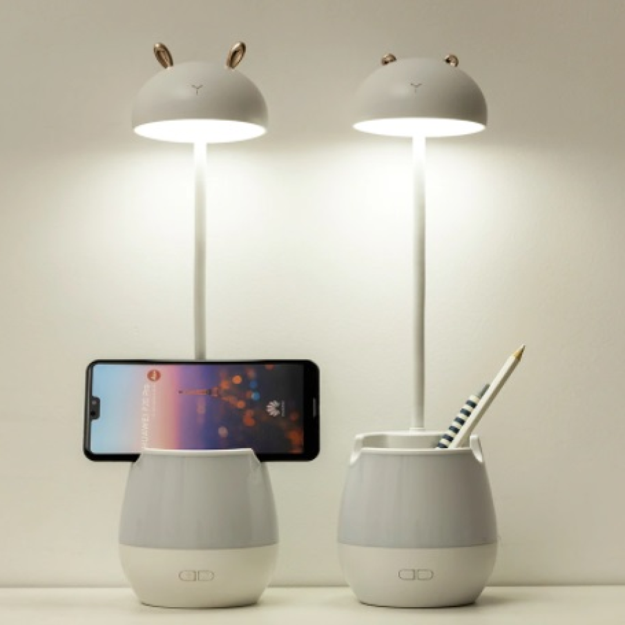 O lampă de birou reglabilă, mega simpatică (are urechiușe de iepure!), cu suport de pixuri încorporat. Este perfectă și pentru biroul de lucru al copiilor! 