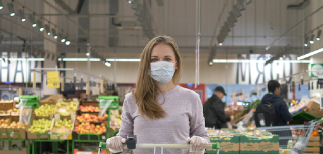 Ea e Anda si lucreaza de acasa, dar o data pe saptamana merge la supermarket si la farmacie. Procedeaza corect?