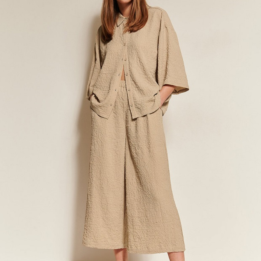 Pantaloni culotte texturați, în stil casual, într-o nuanță deschisă de maro caramel. Sunt lejeri, practici, ideali pentru zilele caniculare de vară.