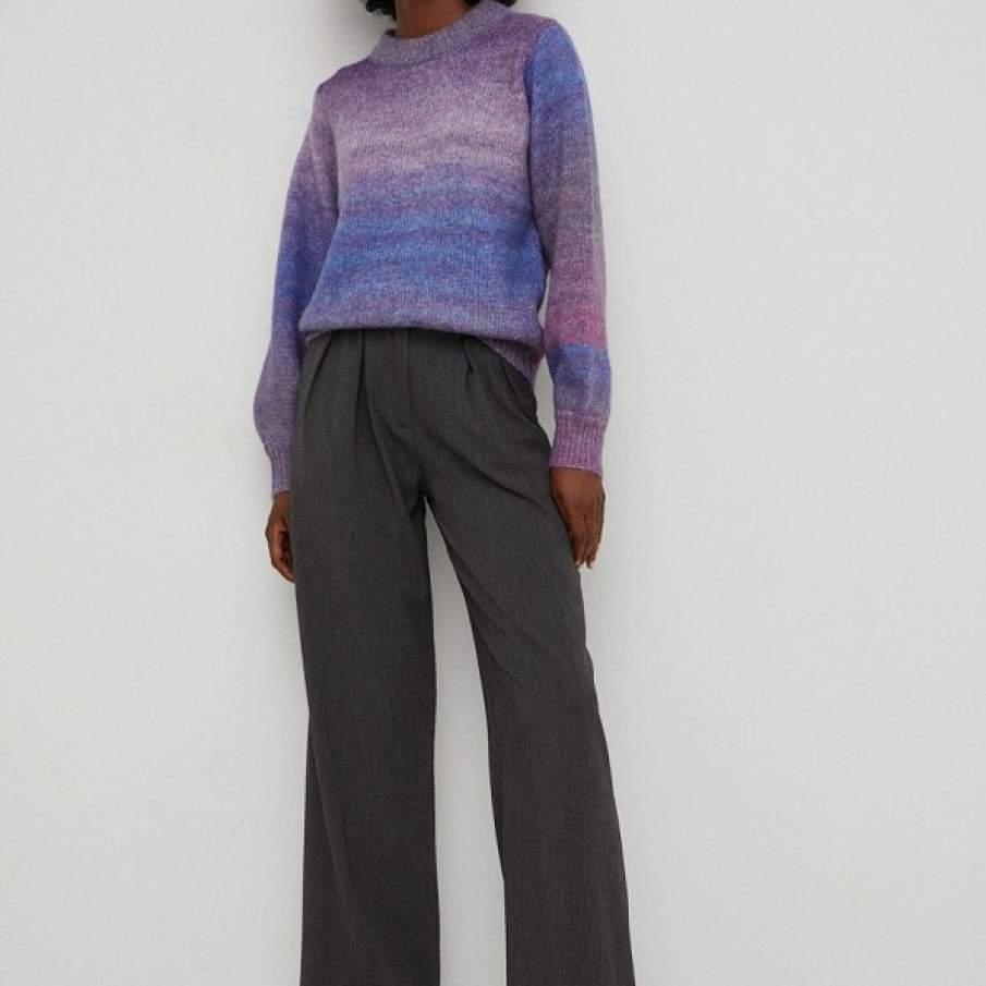 Pulover violet in degrade, calduros, din tricot ornamentat si flexibil, avand un continut de 16% lana 