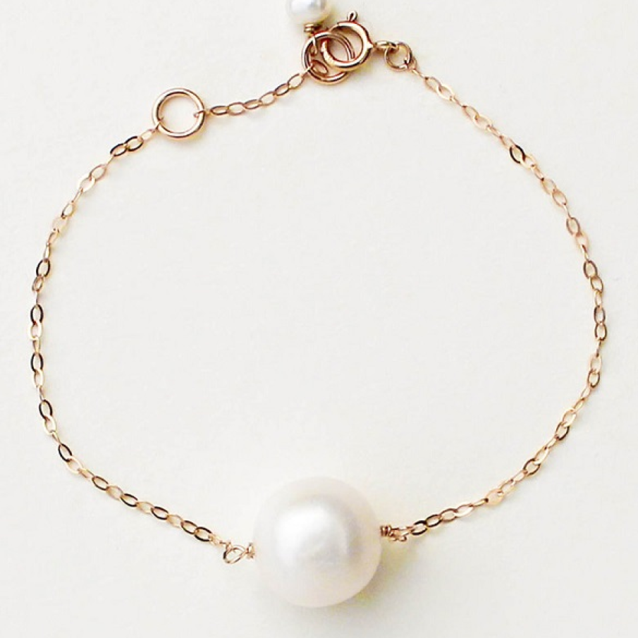Brățară din aur filat de 14K by Atelier Devi, decorată cu o perlă naturală de cultură