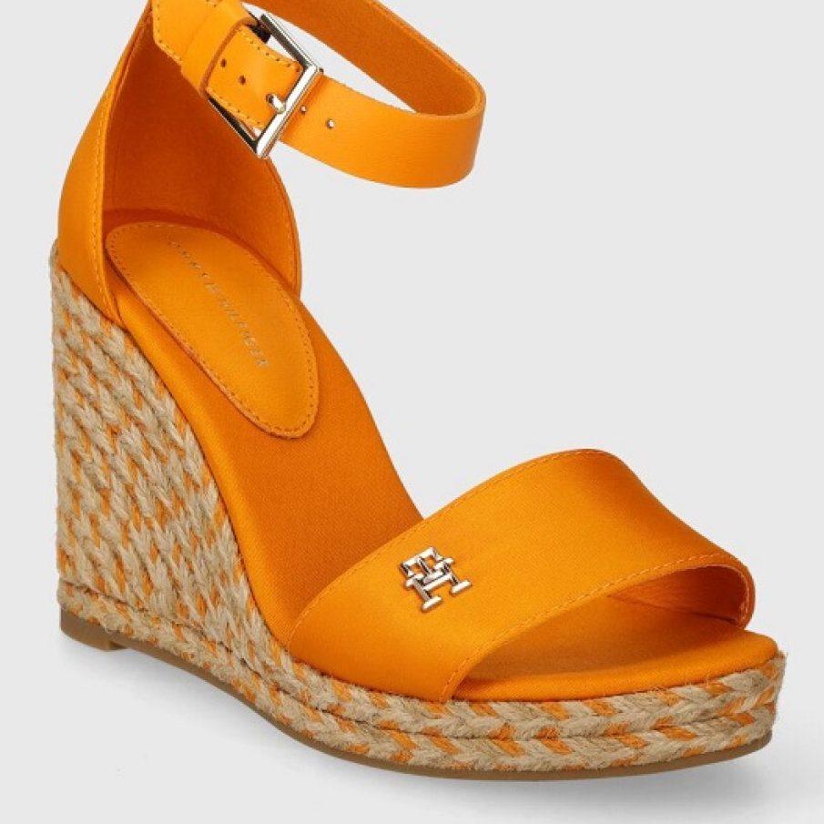 Sandale galben oranj tip wedges din colecția Tommy Hilfiger, confecționate din combinația materialului textil tip satin cu pielea naturală