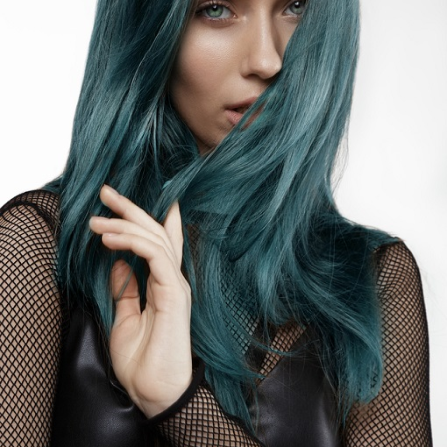 Is it blue? Or is it green? Inselator ca si marea 