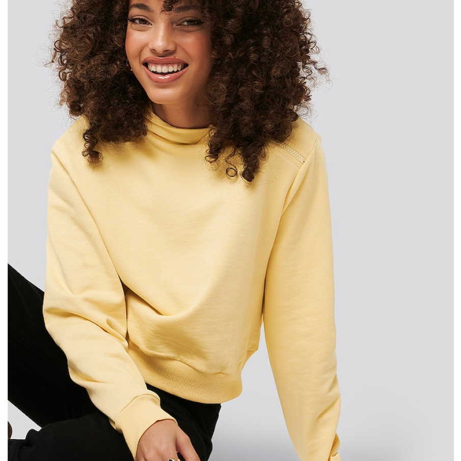 Hanorac modern tip crop în nuanță de galben pai de la NA-KD