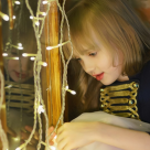 7 Instalații luminoase de Crăciun, de tip perdea: creează o atmosferă specială de sărbători