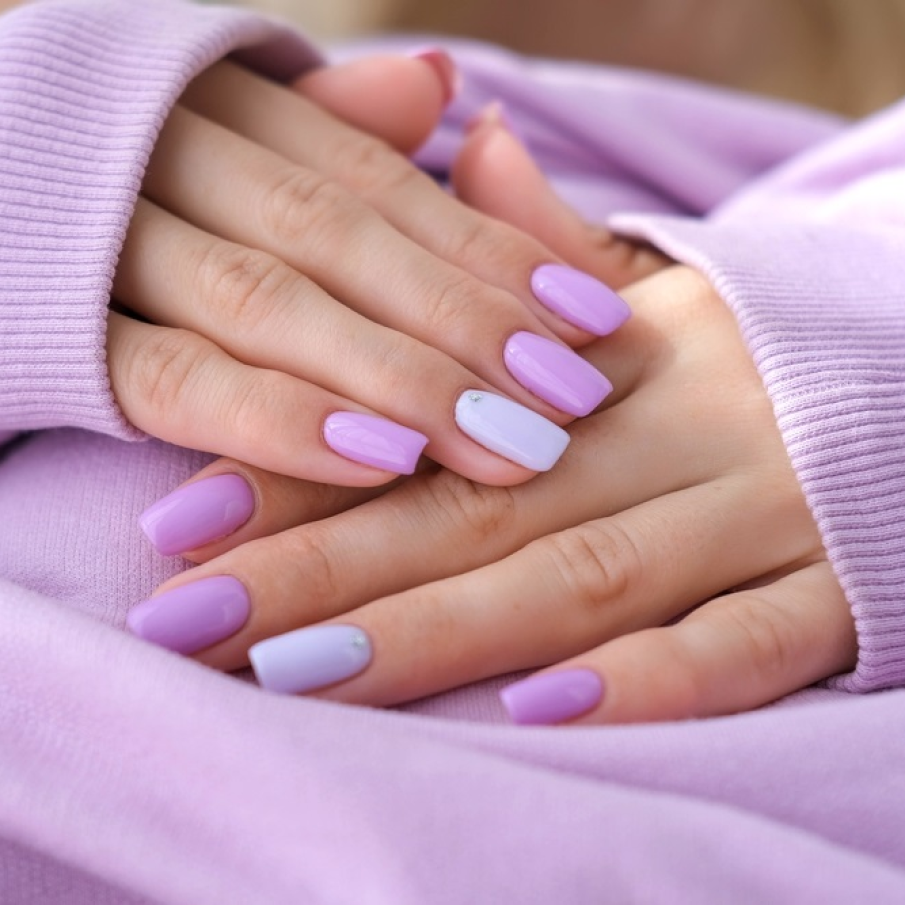 Manichiură simplă, care se pretează sărbătorii Paștelui și zilelor de primăvară, în nuanțe de  very peri