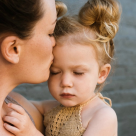  Familia monoparentală v.s. societate: 'Doamnă, nu înțelegeți că nu există familii cu un singur adult?'