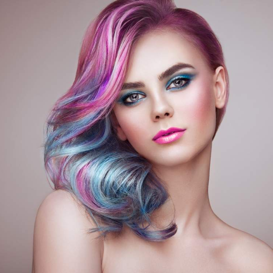 Roz si albastru: Hairstyle tip unicorn 