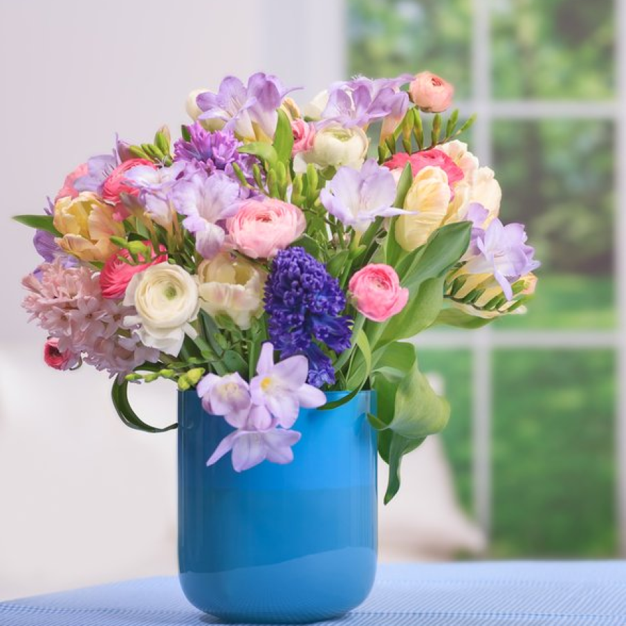 Aranjament floral cu frezii, lalele, ranunculus si zambile