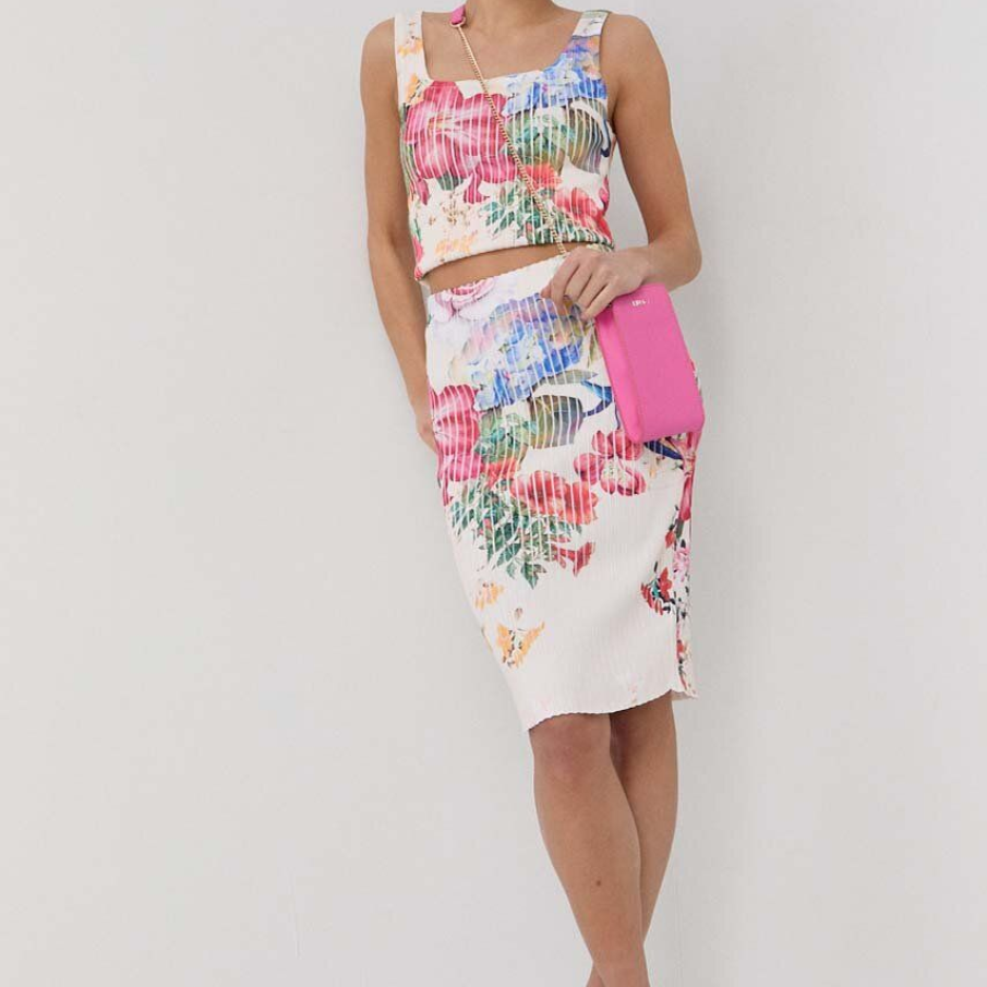 Fustă tip creion de la Marciano Guess, din tricot ornamentat, ce pune în valoare silueta. Are bandă elastică în talie, iar imprimeul este unul cu flori maxi