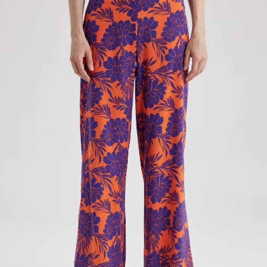 Pantaloni ampli DeFacto, în nuanță de oranj cărămiziu, cu imprimeu floral violet 