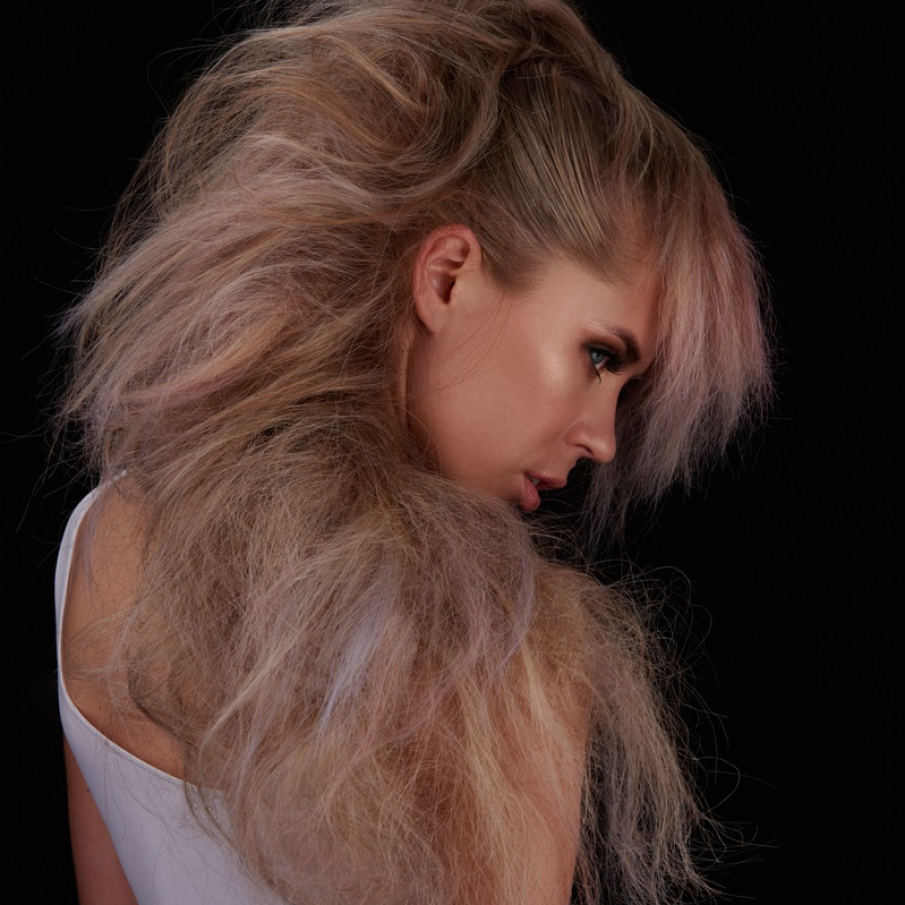 Coafura avangardista cu mult volum 