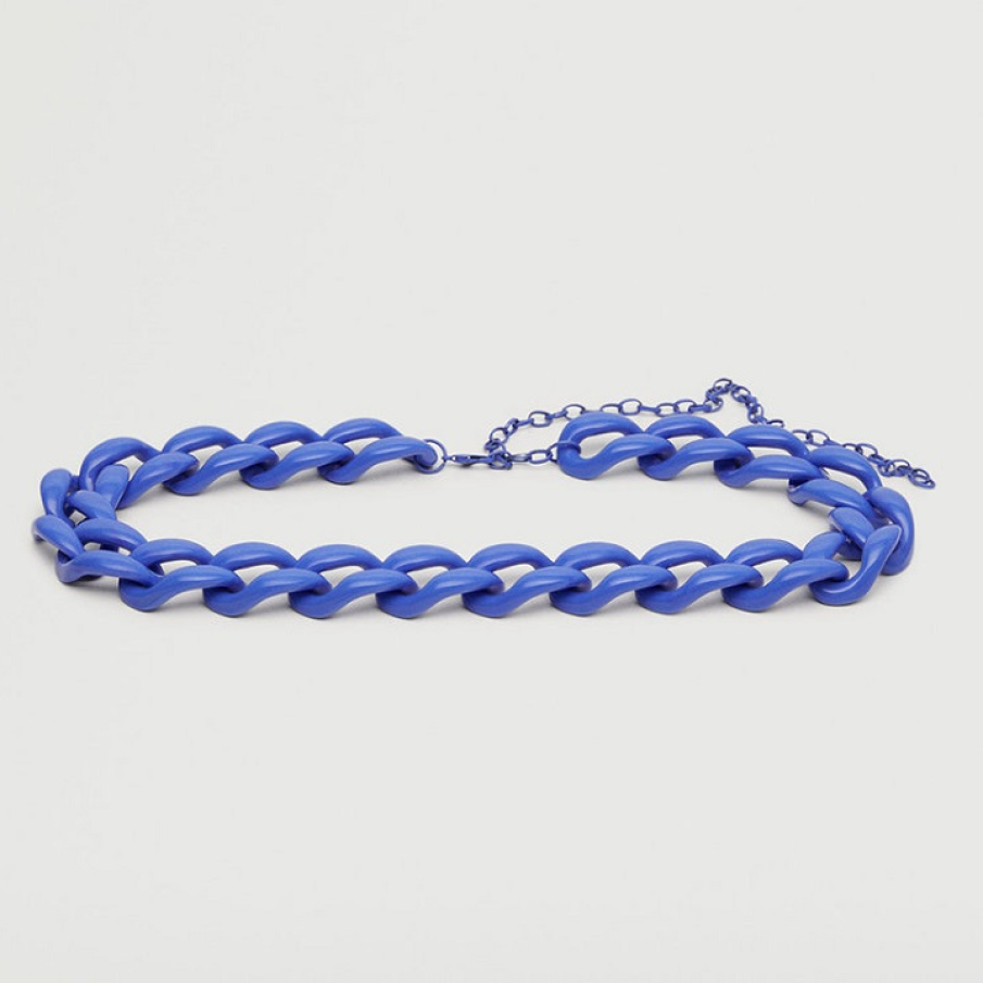 Curea albastru royal, de efect, confecționată din plastic. Iese în evidență datorită zalelor mari și proeminente.