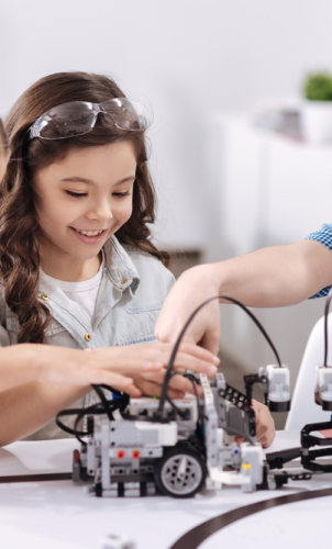 Peste 500 de elevi, calificați în finala celui mai mare concurs de robotică pentru elevi din România