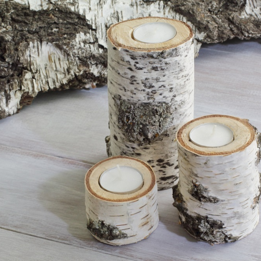 Suporturi de lumânări realizate din trunchiul unui copac de mesteacăn