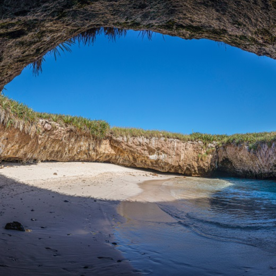 Plaja ascunsă din Insulele Marieta (Mexic) situate în apropiere de Puerto Vallarta. Mai este cunoscută și sub numele de Playa del Amor (Plaja dragostei)  