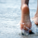 Miracolul de a merge in picioarele goale. Conectarea la energia Pamantului