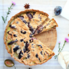 Tarta de toamna cu prune si bezea cu nuci