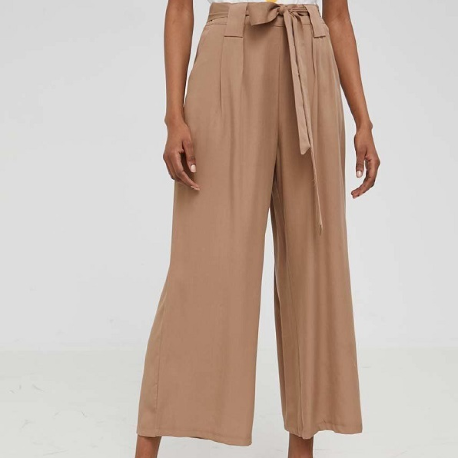 Pantaloni culottes bej, de vară, cu talie înaltă, buzunare oblice și bandă elastică cu curea în talie. 