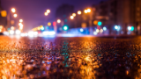 Stare de visare: luminile orasului reflectate in asfaltul umed