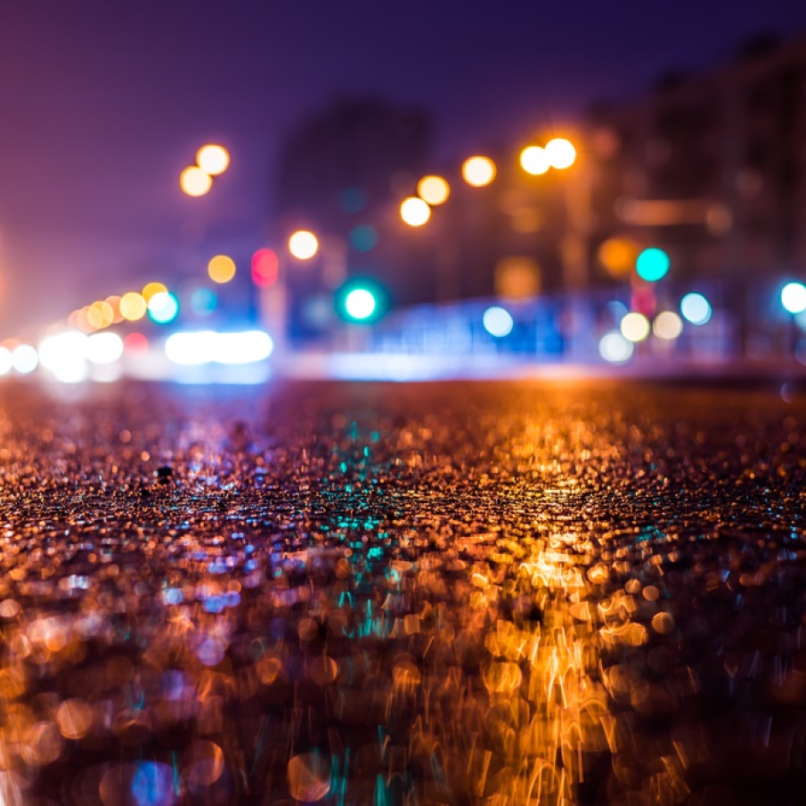 Stare de visare: luminile orasului reflectate in asfaltul umed