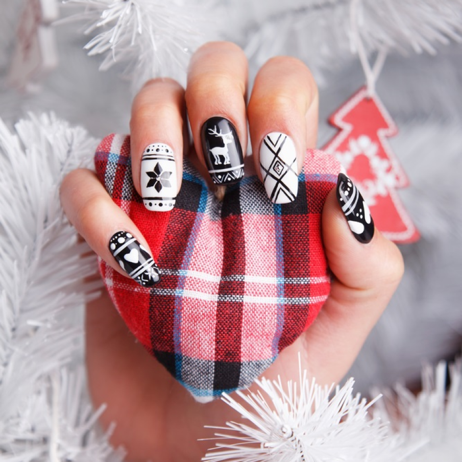 Unghiile alb negru imprimate cu diverse motive tematice de iarna reprezinta o adevarata placere vizuala
