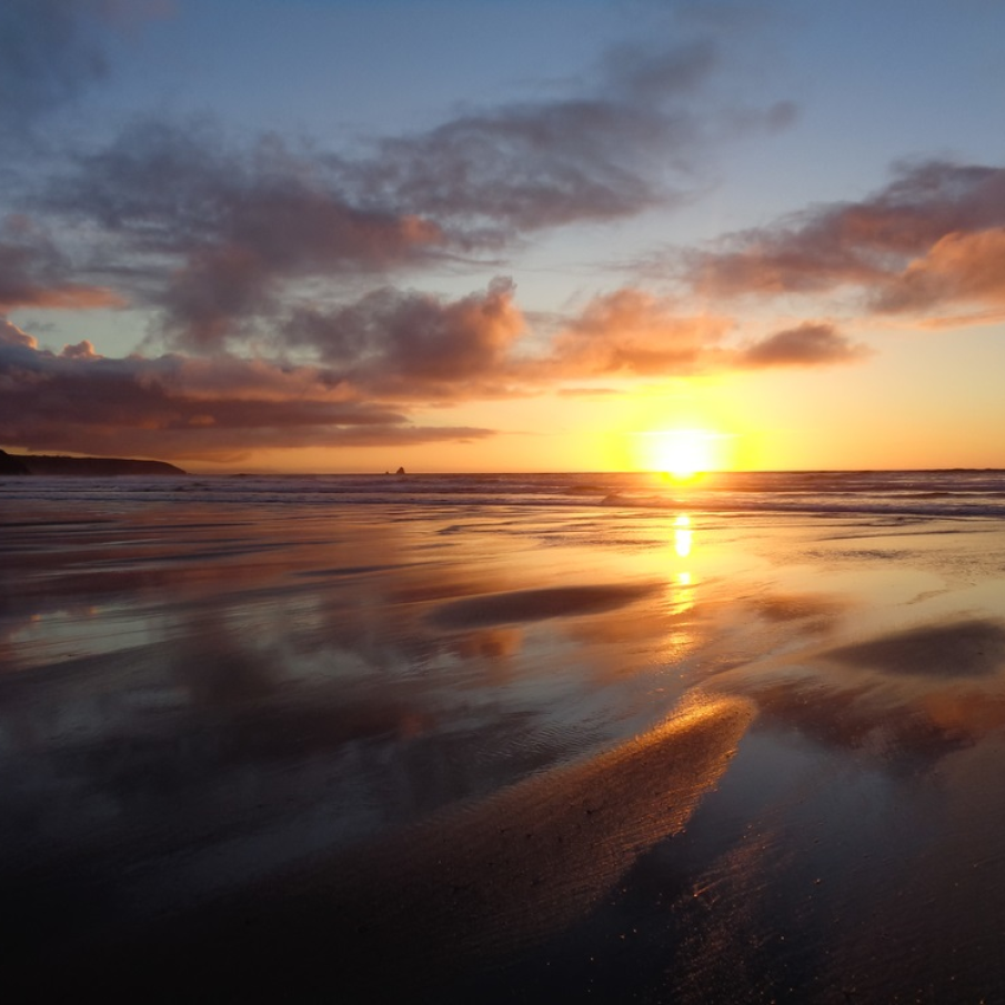 Ca il prindem la mare sau pe strada, in viata de zi cu zi, fiecare apus de soare ne aminteste sa fim recunoscatori pentru darul minunat al vietii si pentru planeta noastra draga si frumoasa. 