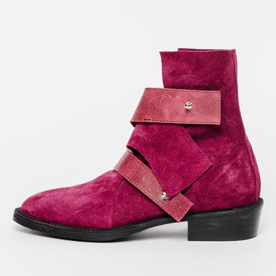 Botine cu toc mic semnate Mihaela Glăvan, într-o superbă nuanță de violet, având catarame decorative