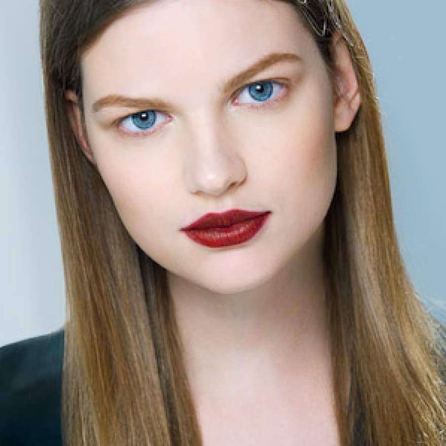 Ten cu accente catifelate in contrast cu buze colorate