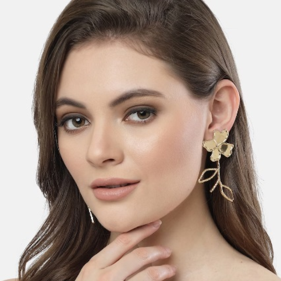 Cercei asimetrici aurii statement și supradimensionați, cu design floral deosebit 