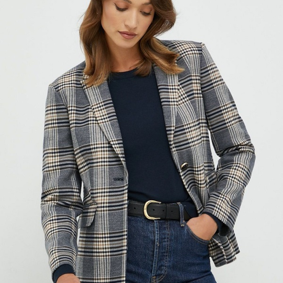 Sacou Moș Mosh în carouri în care predomină o superbă nuanță de albastru marin. Este realizat parțial din poliester reciclat.