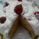 Tort de clatite pufoase cu capsuni