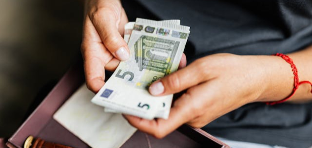 Cum te simți atunci când cheltuiești o sumă considerabilă de bani pentru o plăcere personală?
