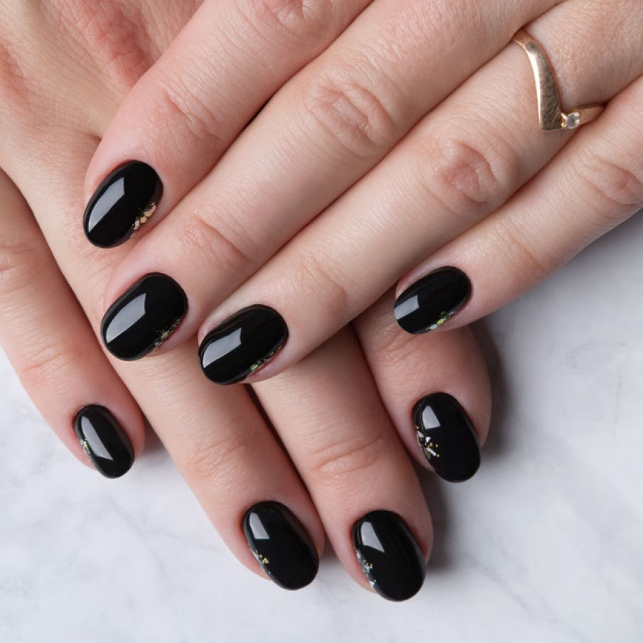 Manichiură neagră elegantă și simplă, cu detalii minimaliste de strălucire 