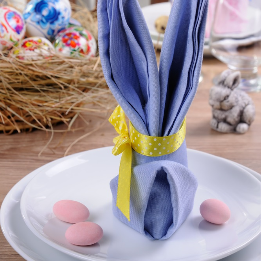 Servetel de material impaturit in forma de iepure 