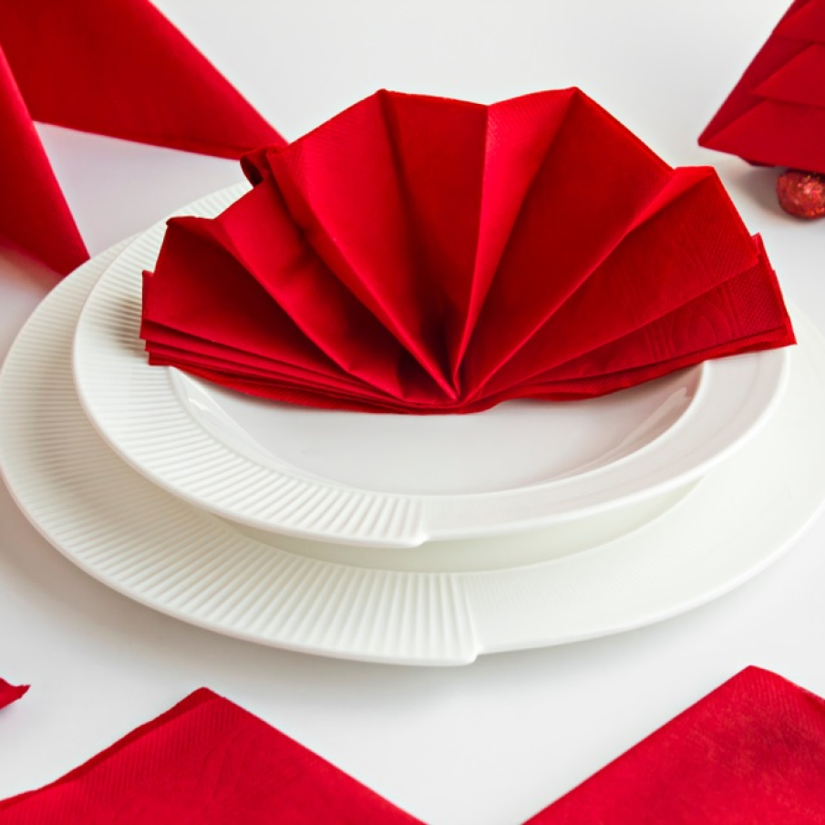 Șervețele roșii împăturite în formă de evantai 