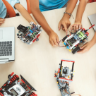 O echipă de elevi strânge bani pentru echiparea laboratoarelor de robotică din liceele românești