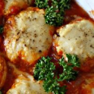 Oua umplute pe sos de rosii