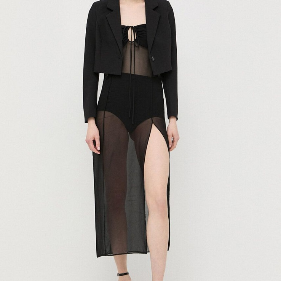 Rochie neagră midi din colecția Patrizia Pepe confecționată din țesătură subțire, transparentă, aerisită și ușoară