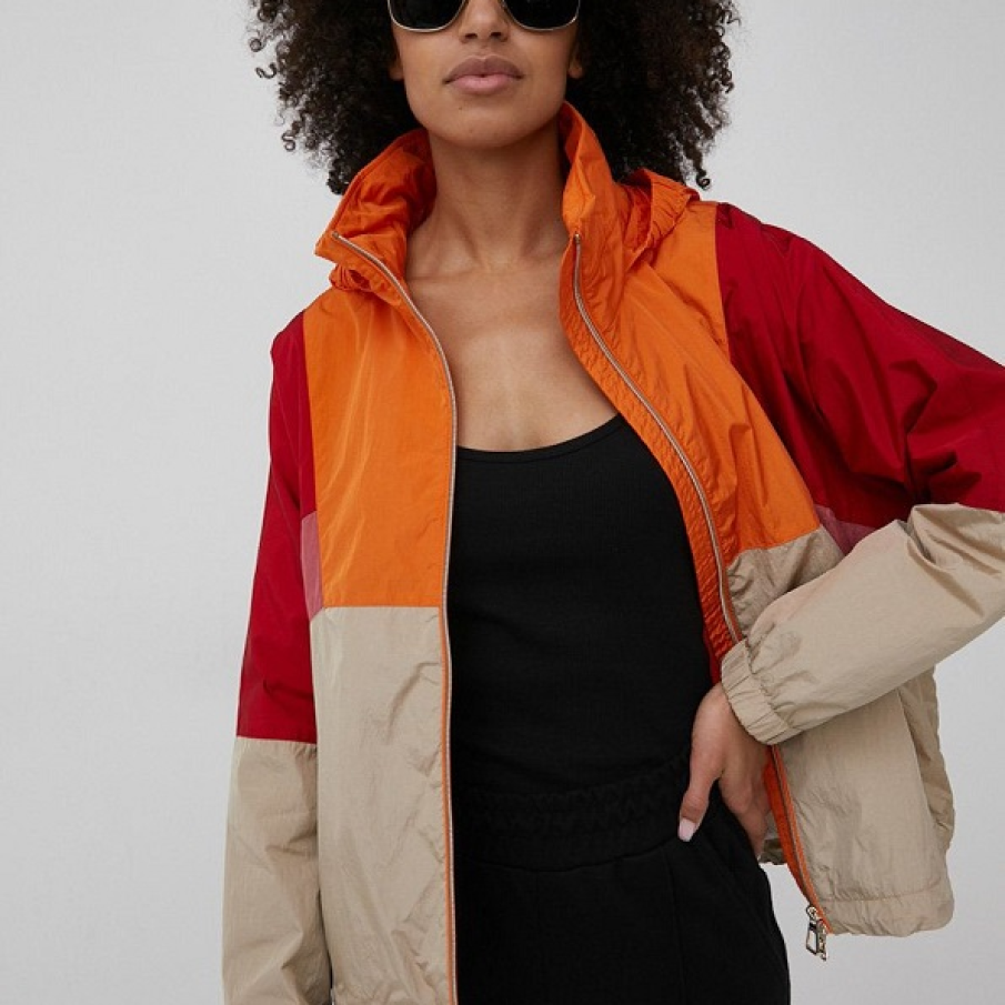 Geacă de tranziție ușor supradimensionată, în model color-block. Membrana unică și impermeabilă a tehnologiei Geox Respira ajută la scăderea umezelii excesive și asigură impermeabilitatea