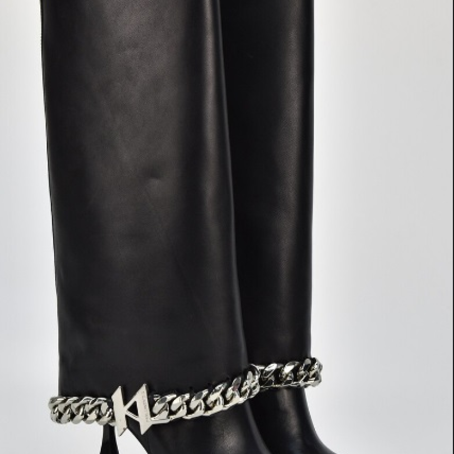 Cizme inedite lungi by Karl Lagerfeld, cu toc structurat subțire, până la genunchi, de piele, cu aplicație metalică