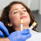 Terapia 'vampir', tratamentul de reîntinerire a pielii: ce presupune și ce contraindicații are 