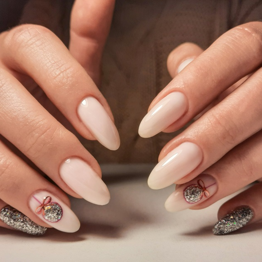 Globurile disco scantaietoare si vesele nu puteau sa lipseasca nici ele de pe unghii 