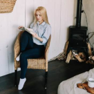 Vrei să te simți ca în vacanță la tine acasă? 6 idei de amenajare pentru o cameră ca o cabană la munte