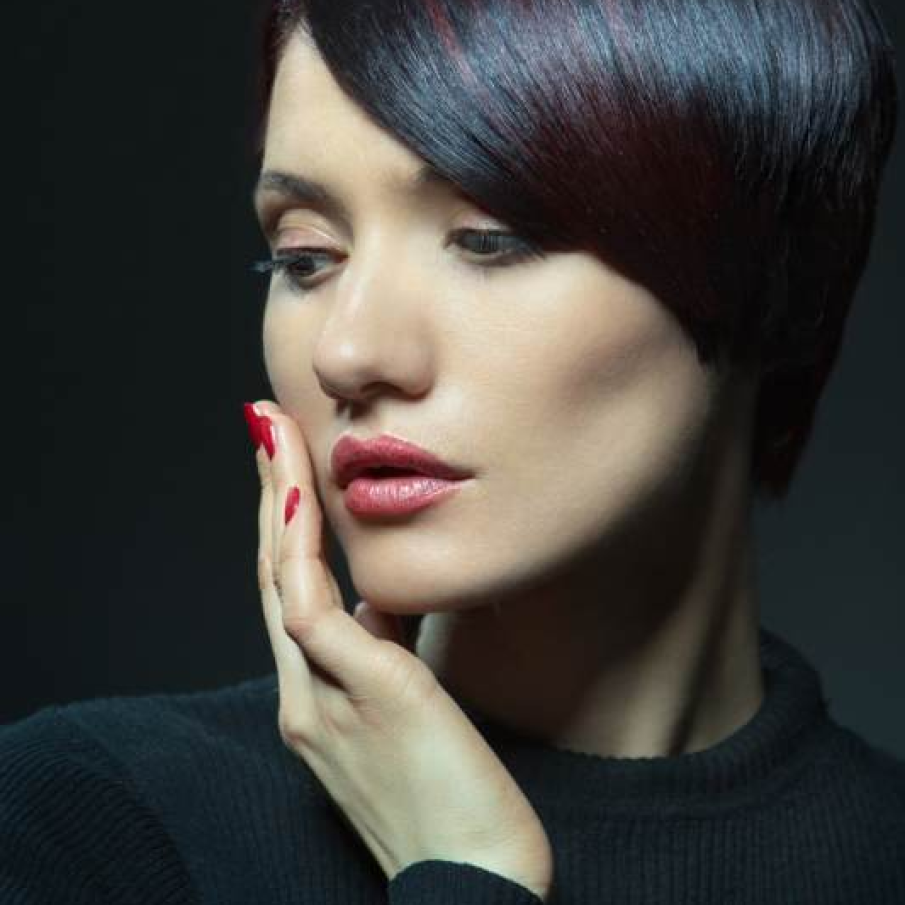 Tunsoare asimetrica, cu suvite colorate vopsite discret 