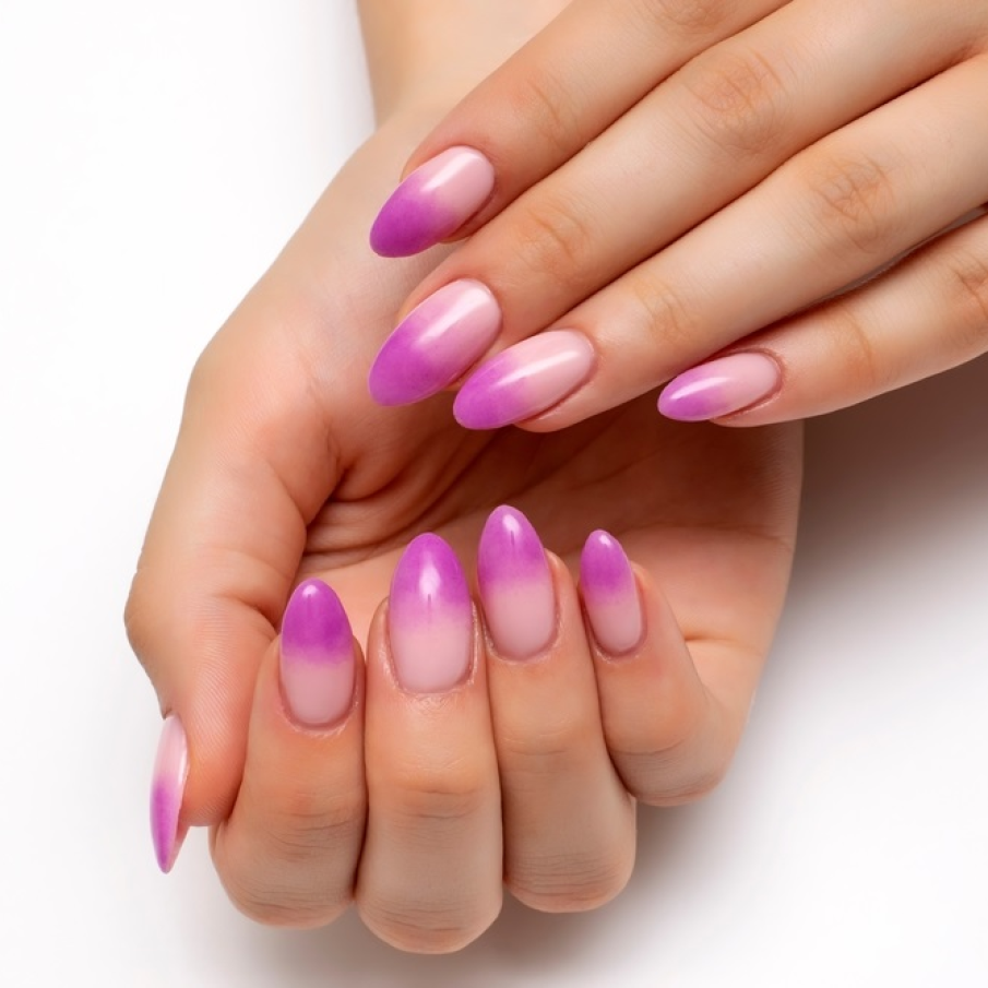 Manichiură ombre cu mov și roz pe unghii lungi, ascuțite și ovale 