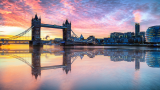 Tower Bridge, celebrul pod din Londra, reflectat în apele Tamisei 