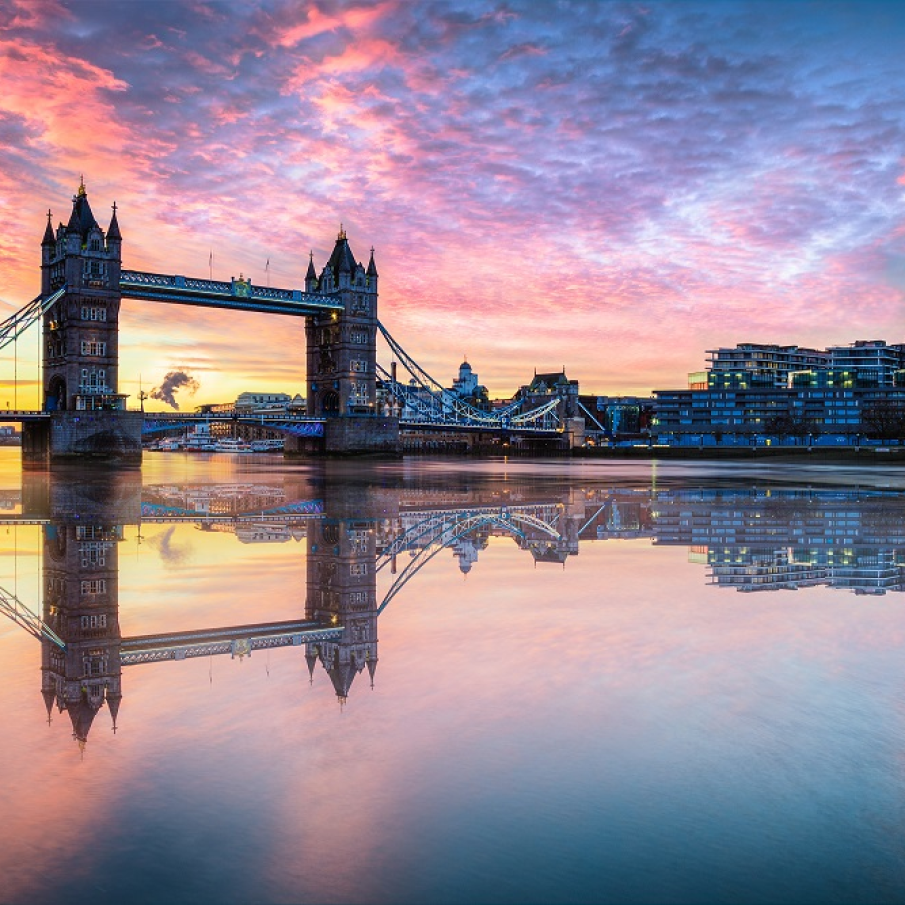Tower Bridge, celebrul pod din Londra, reflectat în apele Tamisei 