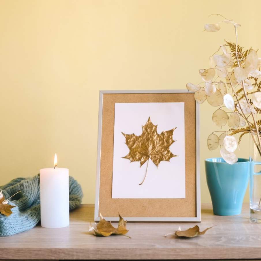 Tablou tematic de toamnă cu frunză pictată cu auriu 