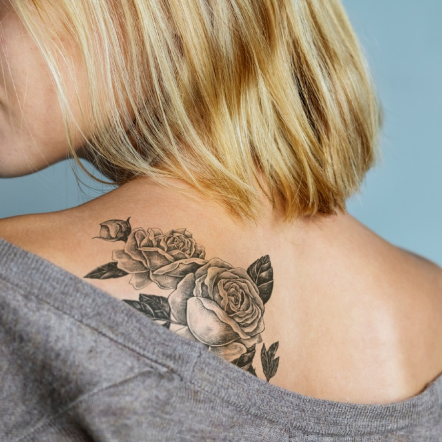 Tatuaj floral amplu cu trandafiri dubli 